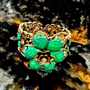 Gorgeous green flower bangle bracelet